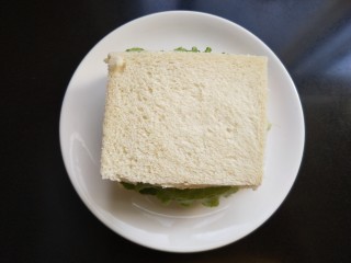 10、了不起的小番茄  番茄土司三明治,放一片土司。