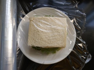 11、了不起的小番茄  番茄土司三明治,用保鲜膜将三明治包起来。