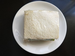 12、了不起的小番茄  番茄土司三明治,用手压一下，然后用刀对半切。