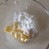 1、黑纹奶酪饼干,5g黄油软化后,加入糖粉隔温水用打蛋器打发,加入水再次打发均匀。