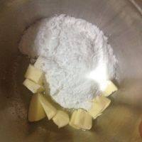 3、黑纹奶酪饼干,接下来的时间里,将软化的黄油加糖粉、盐放入容器里。