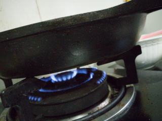 4、雪花酥,开火  一定要小火  