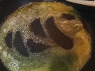 6、雪花酥,黄油融化了以后  这个程度就可以加入棉花糖了