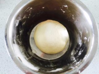 1、黑椒鸡腿披萨,将面粉,盐,糖,酵母粉放进盆里搅拌,再将油和水放一起搅拌。开始和面,揉至表面光