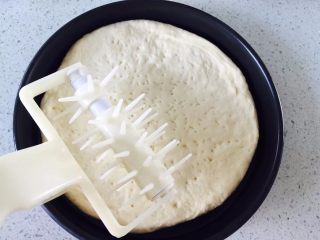 6、黑椒鸡腿披萨,用叉子叉满眼饼皮边上刷上全蛋液