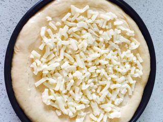 7、黑椒鸡腿披萨,摆上三分之二的马苏里拉