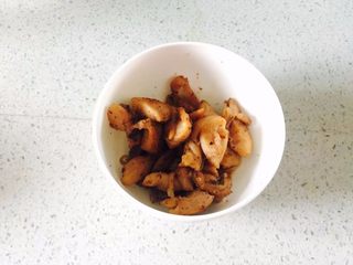 8、黑椒鸡腿披萨,鸡腿去骨切小块,用辅料里所有的材料拌匀,腌半小时以上,用煎锅煎至8分熟