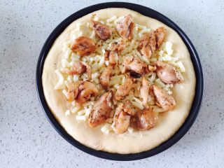 9、黑椒鸡腿披萨,摆上煎好的鸡肉