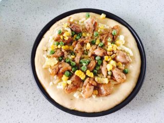 11、黑椒鸡腿披萨,摆上事先煮好的玉米粒的青豆粒