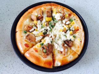 13、黑椒鸡腿披萨,从烤箱中拿出来切成八块撒上最后的芝士