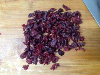 1、蔓越莓曲奇饼干,蔓越莓干用刀稍微切碎