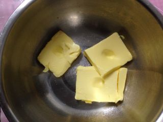 2、蔓越莓曲奇饼干,将黄油室温软化成膏状