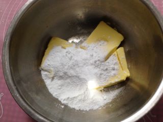 3、蔓越莓曲奇饼干,加入糖粉