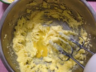 4、蔓越莓曲奇饼干,打至蓬松均匀后分2-3次加入蛋液打至融合（不要一次加入以免油水分离