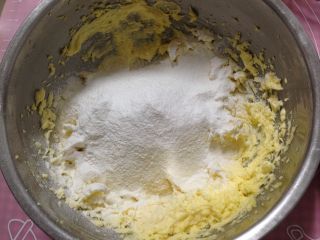 5、蔓越莓曲奇饼干,筛入低粉用刮刀混合均匀