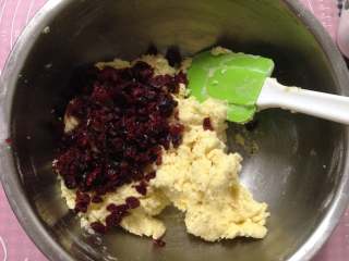 6、蔓越莓曲奇饼干,加入切碎的蔓越莓干