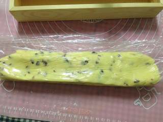 8、蔓越莓曲奇饼干,用保鲜膜包裹慢慢整形成长条状