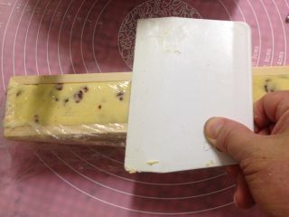 9、蔓越莓曲奇饼干,放入模具内压实，用刮刀协助整形，入冰箱冻硬（约需要40分钟-1个小时，是冷冻不是冷藏)