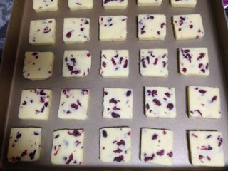 12、蔓越莓曲奇饼干,切好的饼干坯排在烤盘上（注意留有一定间距，饼干在烤制的时候会膨胀）