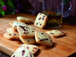 14、蔓越莓曲奇饼干,烤至表面微金黄色即可，烤到最后几分钟一定要在烤箱边上盯住，避免上色过深