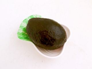 1、牛油果焗虾仁,牛油果清洗