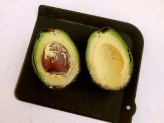 2、牛油果焗虾仁,把牛油果从中间切开，取出果核，取出果肉