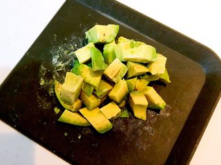 3、牛油果焗虾仁,把牛油果肉切成小块