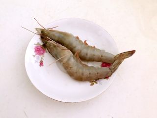 4、牛油果焗虾仁,青虾2只，剥去虾皮和虾头，挑出虾线