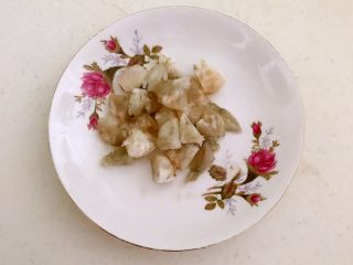 5、牛油果焗虾仁,把虾仁切成小丁