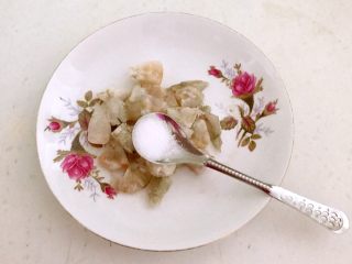 6、牛油果焗虾仁,加入1克精盐，调匀后腌制5分钟