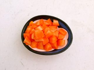 8、牛油果焗虾仁,把胡萝卜削皮后切成小丁