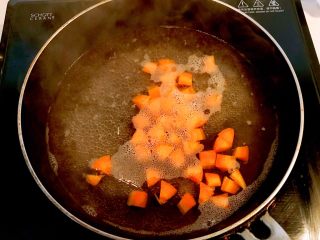 9、牛油果焗虾仁,锅里加入冷水，烧开后放入胡萝卜丁焯水1分钟