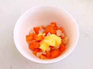 11、牛油果焗虾仁,把焯好的胡萝卜丁和虾丁捞出来放入碗中，加入1勺自制沙拉酱，加入1克精盐