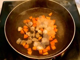 10、牛油果焗虾仁,加入虾仁烧开即可