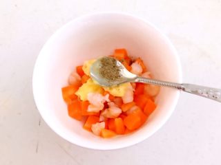 12、牛油果焗虾仁,加入2克黑胡椒粉