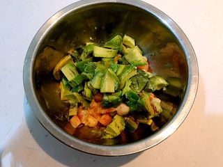 14、牛油果焗虾仁,把调好味的胡萝卜丁和虾仁放入一个大点儿的盆中，加入牛油果丁，调匀