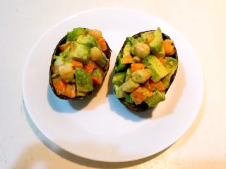 15、牛油果焗虾仁,把调好味的牛油果虾仁装入牛油果壳中