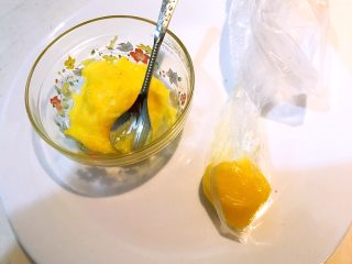 16、牛油果焗虾仁,取一个小保鲜袋，把2勺沙拉酱装入小保鲜袋的一角中