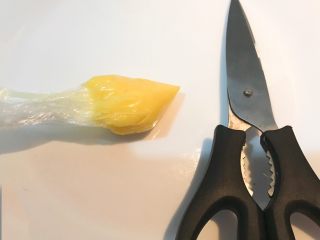 17、牛油果焗虾仁,用剪刀剪去保鲜袋的一小块尖角