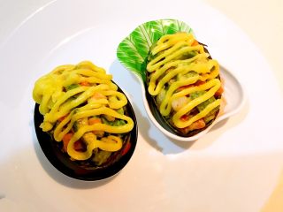 18、牛油果焗虾仁,然后把沙拉酱挤在牛油果虾仁上