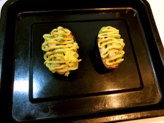 19、牛油果焗虾仁,把做好的牛油果虾仁放入烤盘