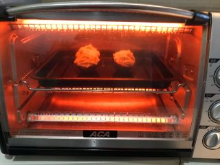 20、牛油果焗虾仁,把烤盘放入预热好的烤箱里，上下火200W，烤10分钟左右，沙拉酱上色即可