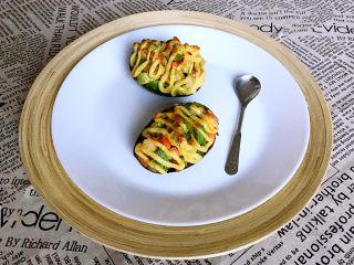 22、牛油果焗虾仁,牛油果焗虾仁口感独特，鲜香适宜，营养丰富~