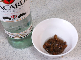 1、健康味美的【培根果干杂蔬沙拉】,将葡萄干加少量朗姆酒浸泡，待用