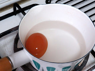 2、健康味美的【培根果干杂蔬沙拉】,鸡蛋煮熟。鸡蛋冷水下锅，水开后煮3分钟关火