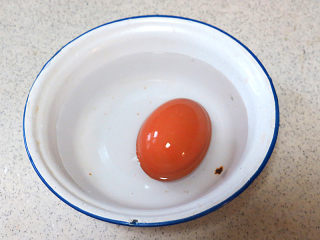 3、健康味美的【培根果干杂蔬沙拉】,焖7分钟捞出浸冷水冷却