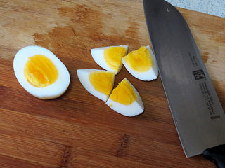 4、健康味美的【培根果干杂蔬沙拉】,凉后剥壳切小块，待用。这样煮出的蛋黄是软软的，吃起来很香，不会很噎人