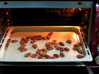 5、健康味美的【培根果干杂蔬沙拉】,碧根果烤香。将碧根果放入预热170度的烤箱内