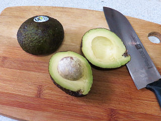 7、健康味美的【培根果干杂蔬沙拉】,牛油果去核