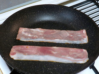 9、健康味美的【培根果干杂蔬沙拉】,平底锅不用放油，直接放入培根